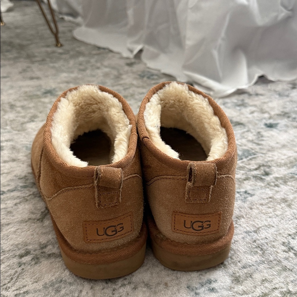 Women’s Uggs - Picture 2 of 6